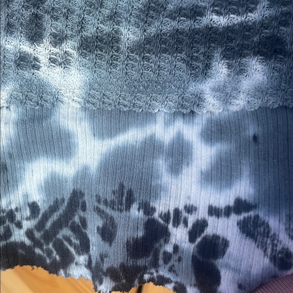 T Party Patterned Gray and Black Top Size L - Picture 3 of 7